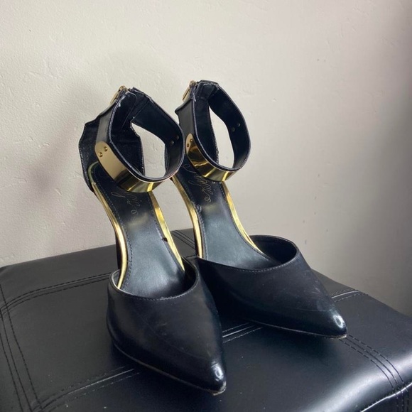 Fergie Black Leather w/Gold Pointed Heels - Picture 2 of 3